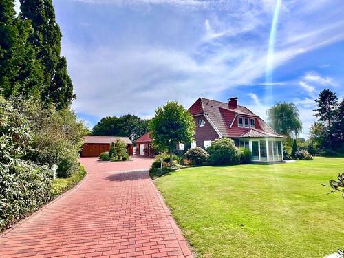 Zufahrtsansicht - 5 Zimmer Mehrfamilienhaus, Wohnhaus zum Kaufen in Wiefelstede