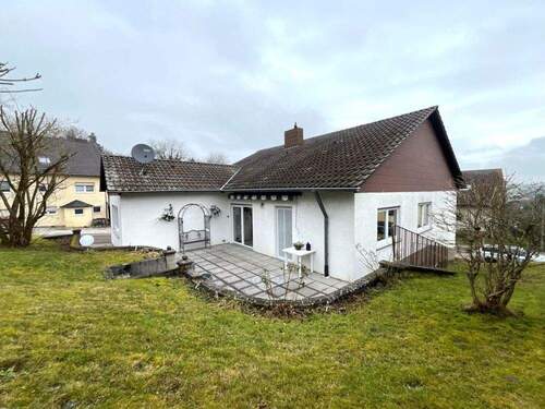 Ansicht von hinten mit Garten und Terrasse - 