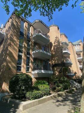 Hausansicht mit Balkone - 