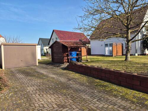 Garage mit Einfahrt - 