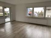 Wohnzimmer mit Terrasse, 24m² - Großzügige 3-Zi-Wohnung - 1.220,00&nbsp;EUR Kaltmiete, ca.&nbsp; 100,00&nbsp;m&sup2;&nbsp;Wohnfl&auml;che