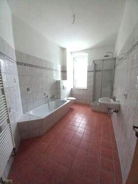 Bad - Großzügige 3-Zi-Whg. im Hochparterre mit Terrassen, Garage o. SP möglich