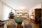 Wohnzimmer mit Zugang zu Terrasse und Esszimmer - 5 Zimmer Einfamilienhaus in Berlin
