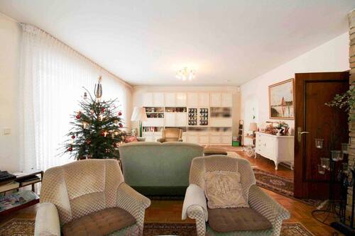 Wohnzimmer mit Zugang zu Terrasse und Esszimmer - 5 Zimmer Einfamilienhaus in Berlin