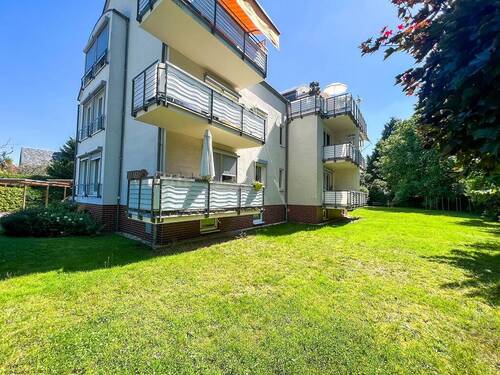 Rückansicht - Ideal für Eigennutzer - leer werdende 3-Raum-Wohnung mit Balkon und Carport-SP in grüner Lage!