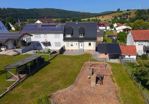 Bild 1 - Doppelhaushälfte mit 2 Wohneinheiten und großem Garten in Heimboldshausen !