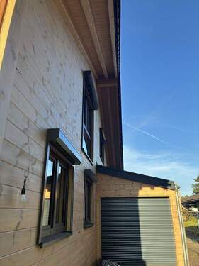 Seitenansicht mit Garage - 