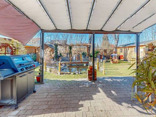 Titelbild - Stilvolles Wohnen in ruhiger Lage - Einfamilienhaus mit Koiteich und überdachter Terrasse