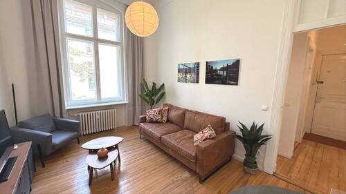 Wohnzimmer - 2-Zimmer-Altbauwohnung im ruhigen Seitenflügel