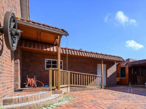 Seiteneingang mit Rampenanlage - 