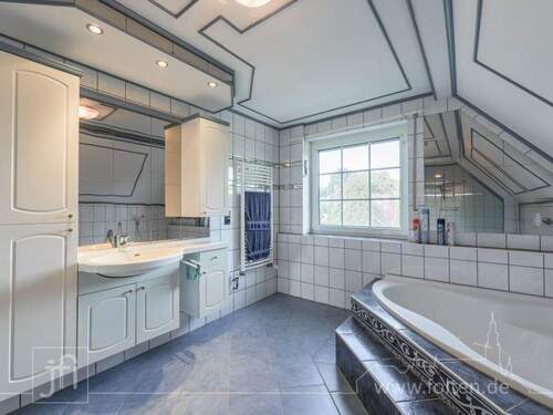 großes Bad mit Eckbadewanne... - 