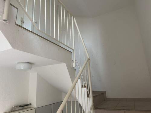 Treppenhaus - Etagenwohnung mit 83,50 m&sup2; in Merseburg zur Miete