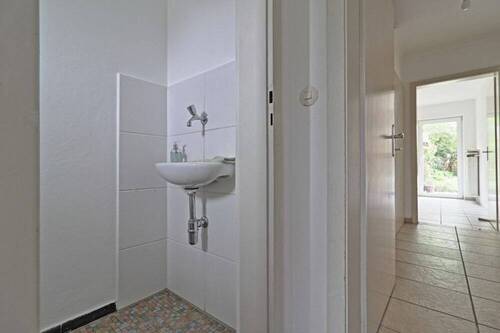 Gäste-WC/Windfang (Blickrichtung Küche) - 