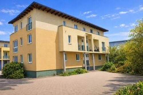 Hauseingang mit Parkplatz - 2 Zimmer Etagenwohnung zum Kaufen in Lüneburg