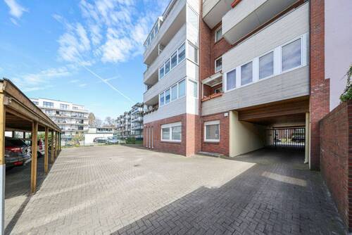 Carport-Stellplatz auf dem Hof - 