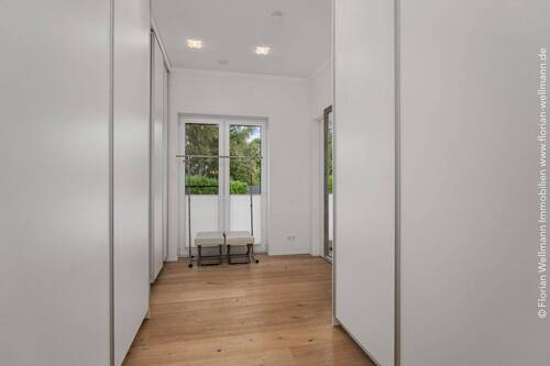 Ankleidezimmer (15,35m²) mit maßgefertigten, deckenhohen Einbauschränken. - 