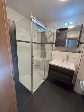 Bad mit großer Duschkabine - 2 Zimmer Terrassenwohnung in Waiblingen