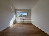 03 Kind (I2): Helles Kinderzimmer - 