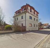 Attraktives Zweifamilienhaus mit großem Grundstück in begehter Wohnlage von Roth