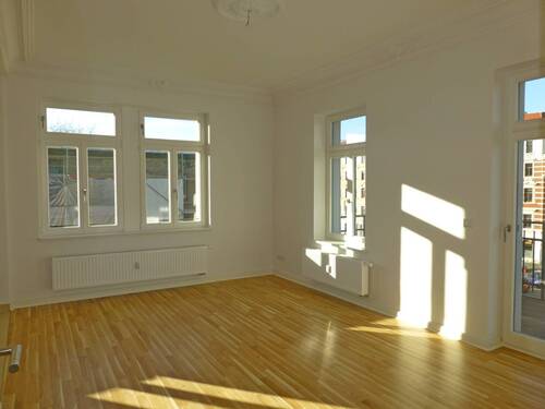 Wohnen - Exklusive 4-Raumwohnung mit zwei Bädern und Balkon mit Blick auf den Karl-Heine-Kanal!