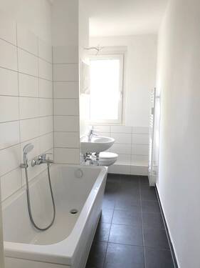 Bad mit Wanne - Etagenwohnung mit 49,20 m² in Chemnitz zur Miete