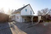 Frontansicht Eingang + Carport - 6 Zimmer Einfamilienhaus in Müllheim