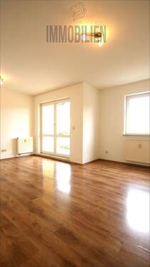 Wohnbereich mit Zugang zur Westterrasse - 1 Zimmer Etagenwohnung zum Kaufen in Fürth