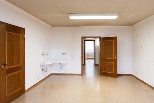 Zimmer mit Waschbecken - Repräsentative Gewerbe-Räume in historischem Ambiente - wohnwirtschaftliche Nutzung möglich