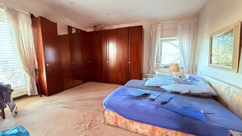 Schlafzimmer mit Blick in die Eifel - 