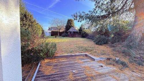 Blick zum Gartenhaus und Garage - 