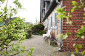 Seitlicher Blick vom Parkplatz auf den Eingang - 