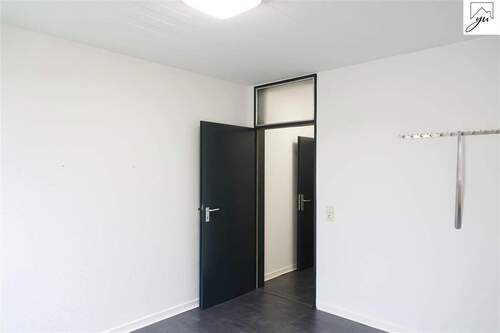Zimmer I mit angrenzendem Badezimmer Bild II - 