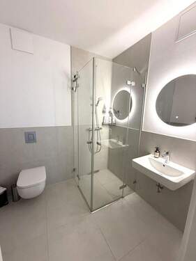 Gäste-WC mit Dusche - 