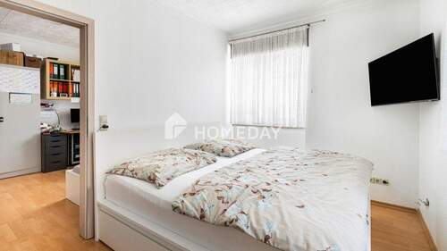 1. OG Schlafzimmer 1 - 