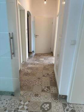 Flur - Etagenwohnung mit 90,00 m&sup2; in Neuwied zur Miete