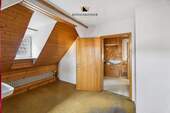 Charmantes Dachgeschoss mit viel Holz und Möglichkeiten zur individuellen Gestaltung - 