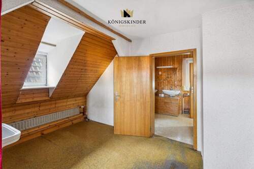 Charmantes Dachgeschoss mit viel Holz und Möglichkeiten zur individuellen Gestaltung - 