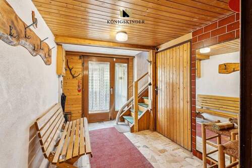 Einladender Eingangsbereich mit rustikalem Charme – der erste Eindruck zählt - 