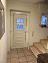 Eingang mit Treppe zum 1. OG - 