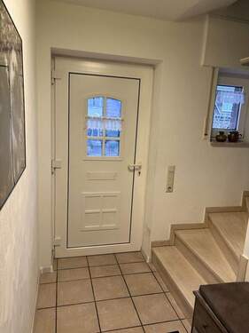 Eingang mit Treppe zum 1. OG - 