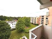 Aussicht Balkon - *Sofort frei* Gut geschnittene 3,5 Zimmer-Wohnung mit Garage in Ulm-Wiblingen