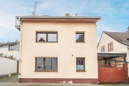 Hausfront Straßenseite - 7 Zimmer Mehrfamilienhaus, Wohnhaus zum Kaufen in Langgöns