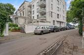 Blick von der Straße auf das Mehrfamilienhaus - 