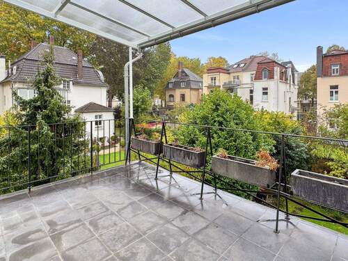 Bild 1 - Stilvoll wohnen im denkmalgeschützten Altbau - 4-Zimmer-Refugium mit Terrasse und Blick ins Grüne!