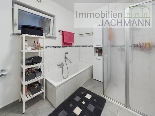 Bad mit Badewanne und Dusche - 