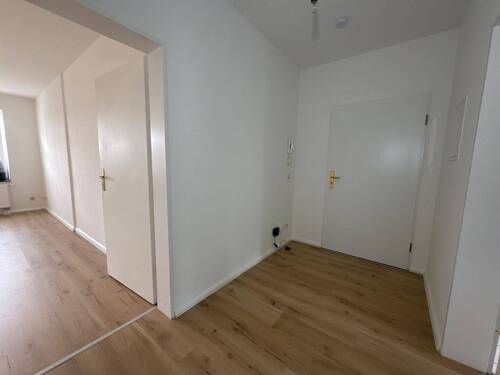Flur. - 2 Zimmer Etagenwohnung zur Miete in Chemnitz
