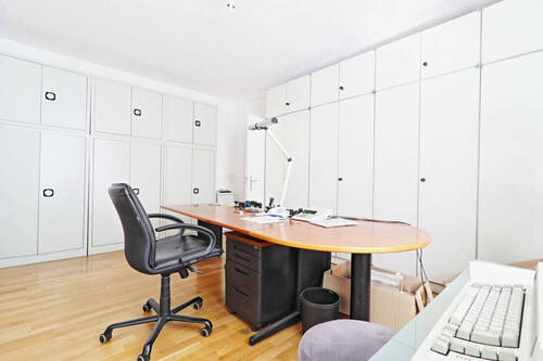 Büroraum vorne rechts Fensterseite - Vielseitige Gewerbeeinheit mitten in der Stadt - perfekt als Büro oder Praxis