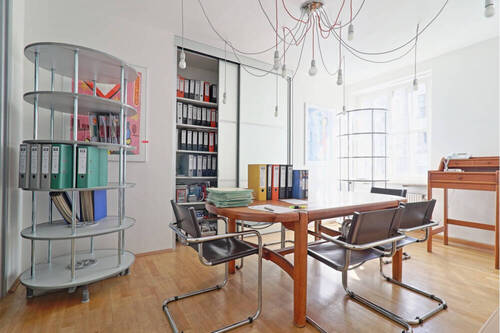 Büroraum mit Konferenztisch - Büro zur Miete in München