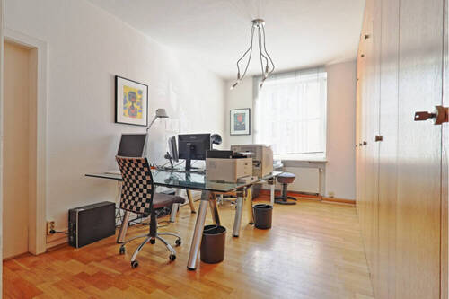 Büroraum mit Durchgangstür - 