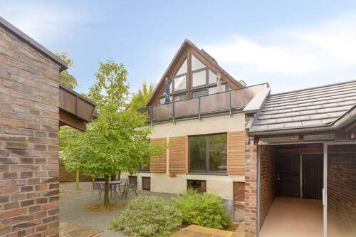 Außenansicht - Terrasse - Zweifamilienhaus mit idyllischem Hof-Charakter, lichtdurchfluteten Räumen und Garage
